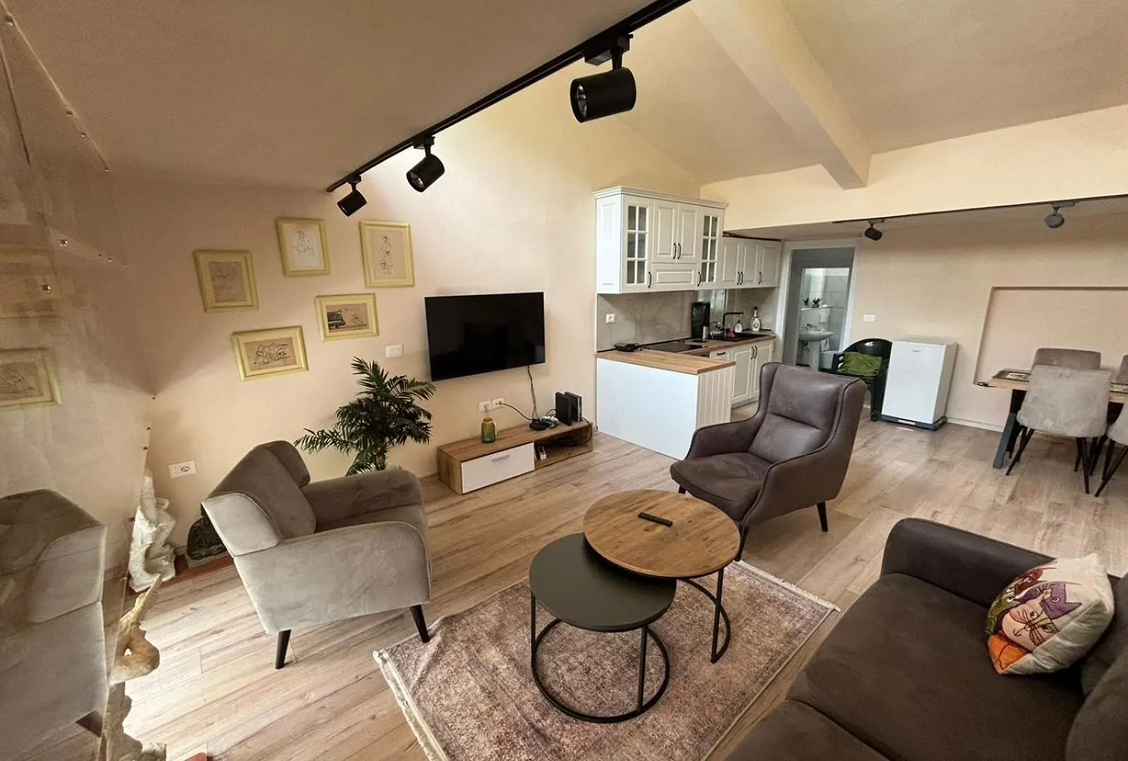 Vacation Studio By Andrea Tirana 0*,